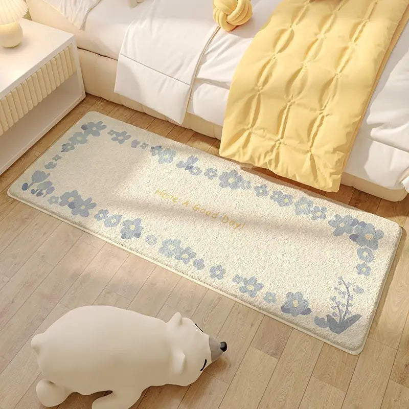 Un tapis moelleux aux motifs floraux bleus et beiges, posé sur un parquet de couleur bois clair dans une chambre élégante et cosy.