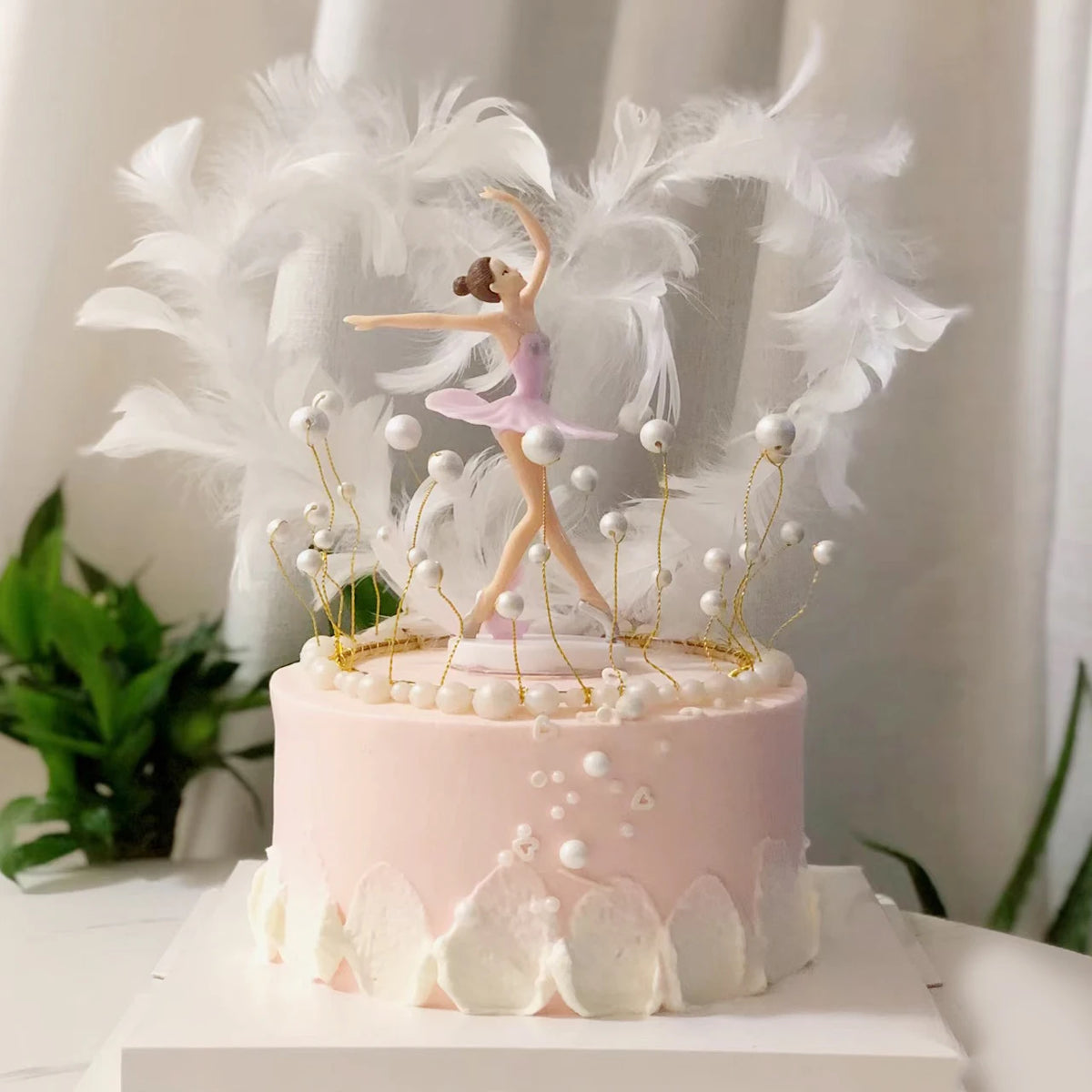 décoration gâteau danseuse tutu plumes chaussures danse transparentes anniversaire rose blanche ballet