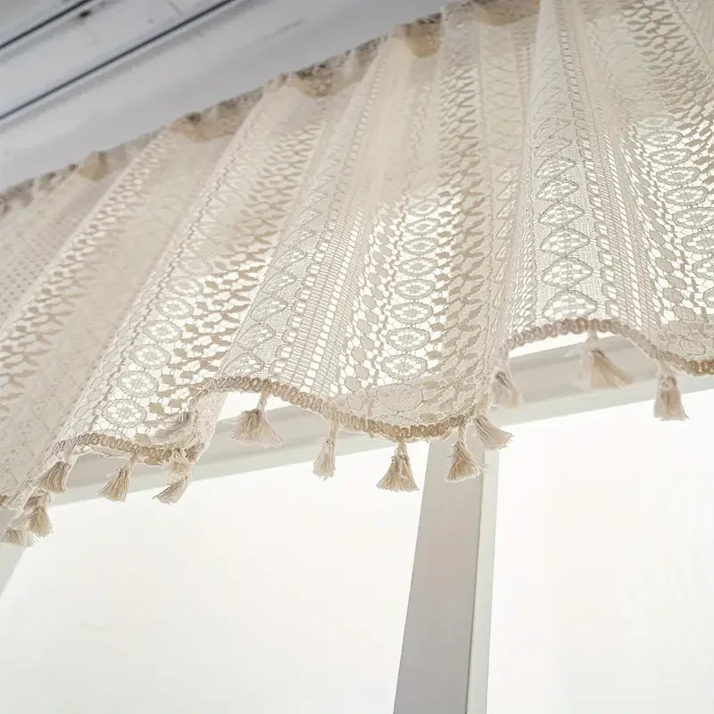 rideau polyester semi transparent motif dentelle beige clair classique vintage tassellets blancs maison hospitalité