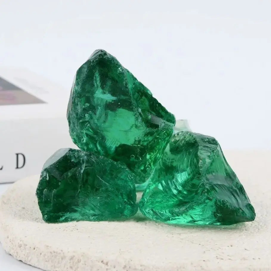pierres précieuses artificielles vert émeraude facettées brillantes semi transparentes moderne
