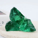 pierres précieuses artificielles vert émeraude facettées brillantes semi transparentes moderne
