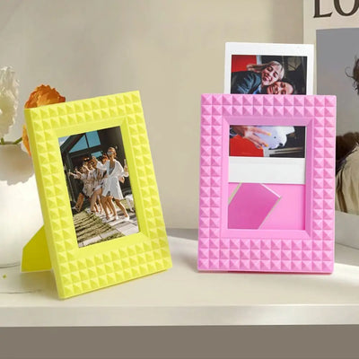 Cadre photo vertical pour polaroid en ABS sur un bureau moderne