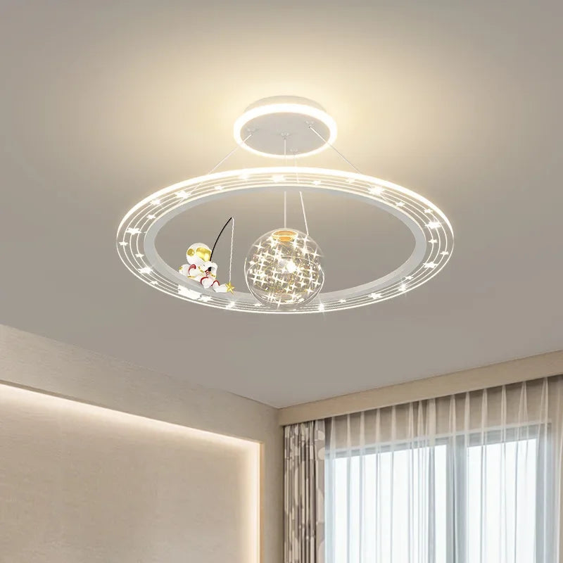 suspension lumineuse moderne astronaute étoiles blanche dorée bleue anneaux concentriques