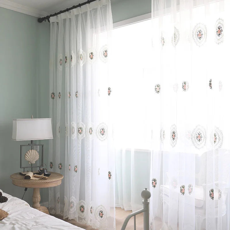 rideau brodé florale classique romantique transparent blanc anneaux suspension maison