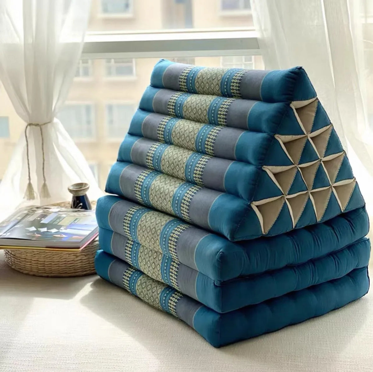 coussin pliable moderne rouge marron vert bleu rayures horizontales motifs géométriques asie sud est