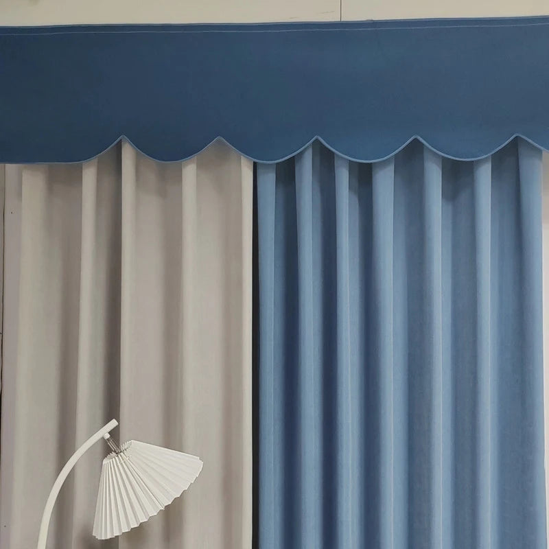 Rideau cantonnière blanc occultant dans un salon moderne