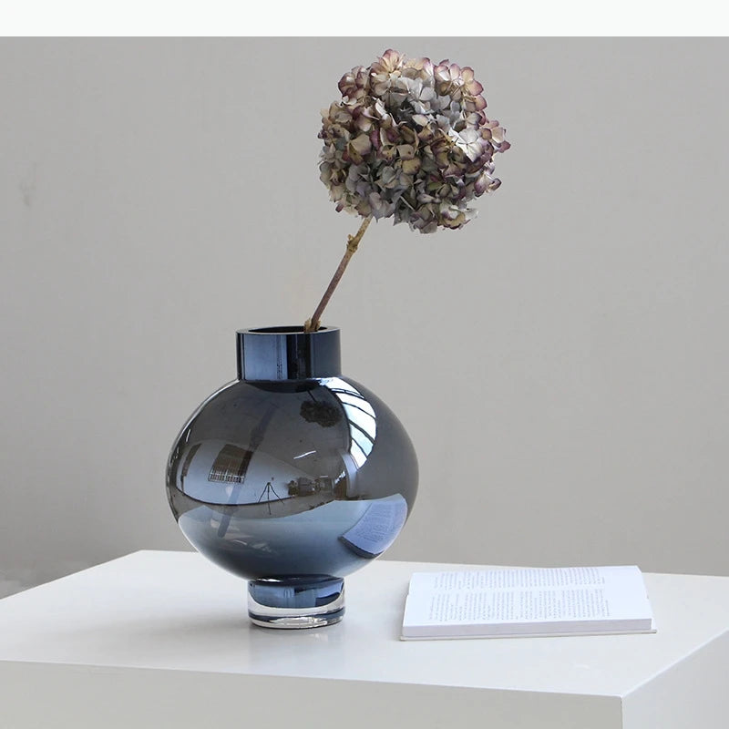 vase moderne bleu foncé transparent arrangement fleurs orchidée hydrangea tulipes