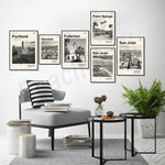 Une collection de photographies encadrées représentant différentes villes de Californie, créant un style visuel moderne et élégant dans cette salle de séjour.