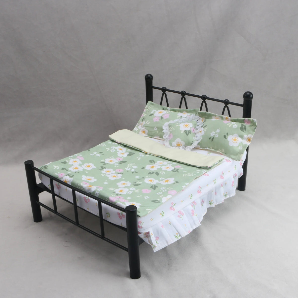 ensemble literie poupée motifs floraux citrons pêches carreaux volants lit noir couette draps taies
