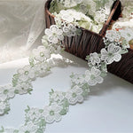 ruban dentelle fleurs roses feuilles vertes motifs floraux classique beige rose clair vert opacité