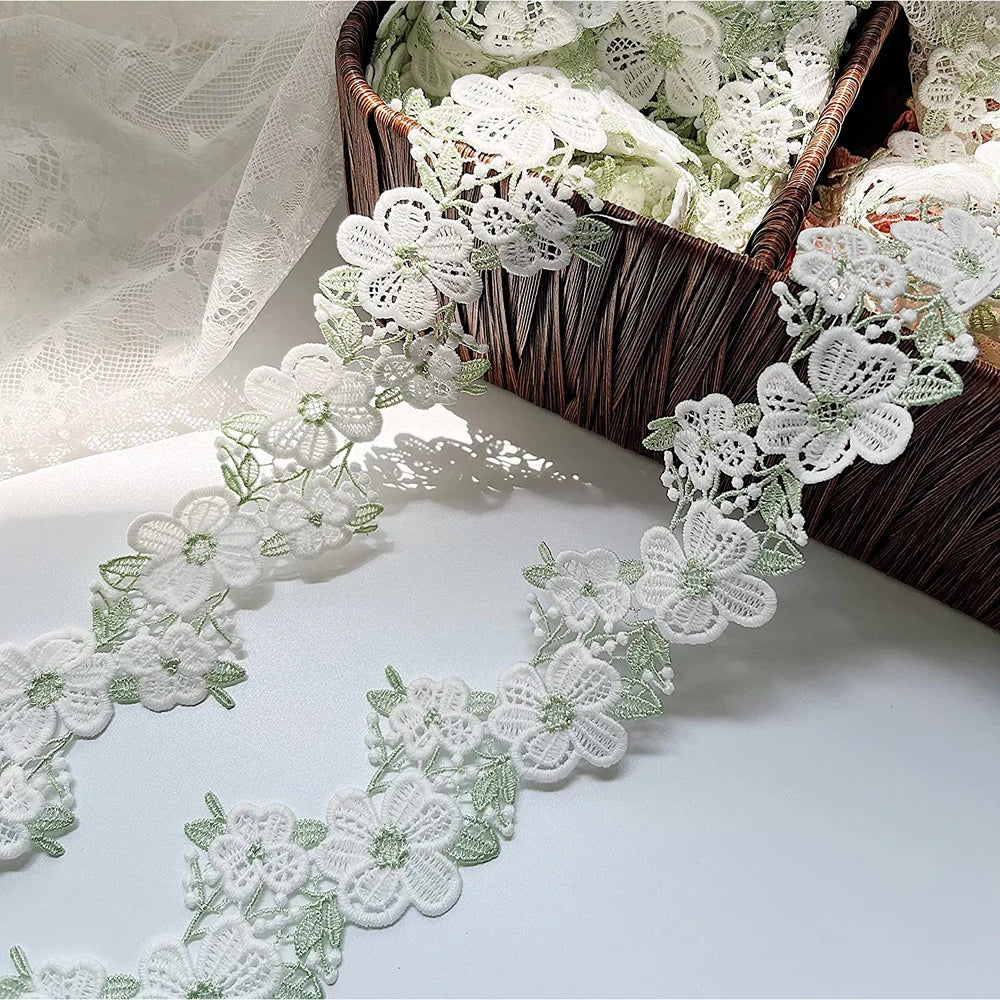 ruban dentelle fleurs roses feuilles vertes motifs floraux classique beige rose clair vert opacité