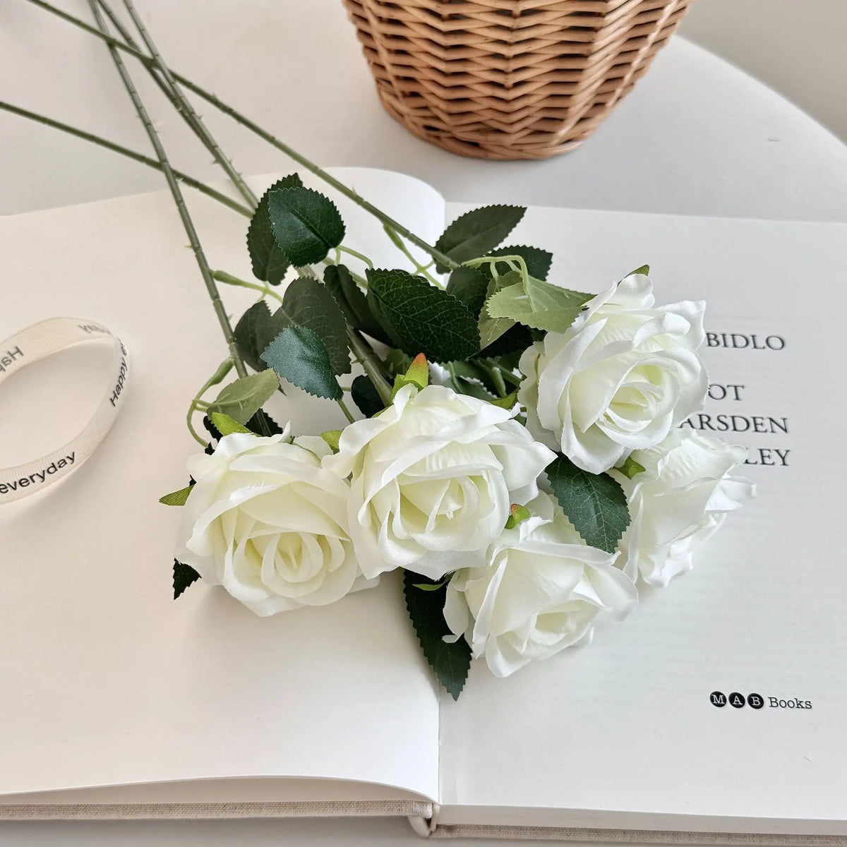 bouquet roses artificielles fleurs soie feuilles vertes décoration mariage intérieur moderne minimaliste