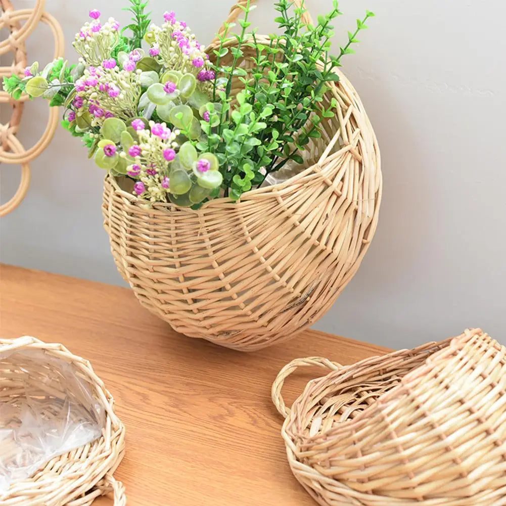 panier osier naturel tressé traditionnel anneau métallique suspension fleurs artificielles