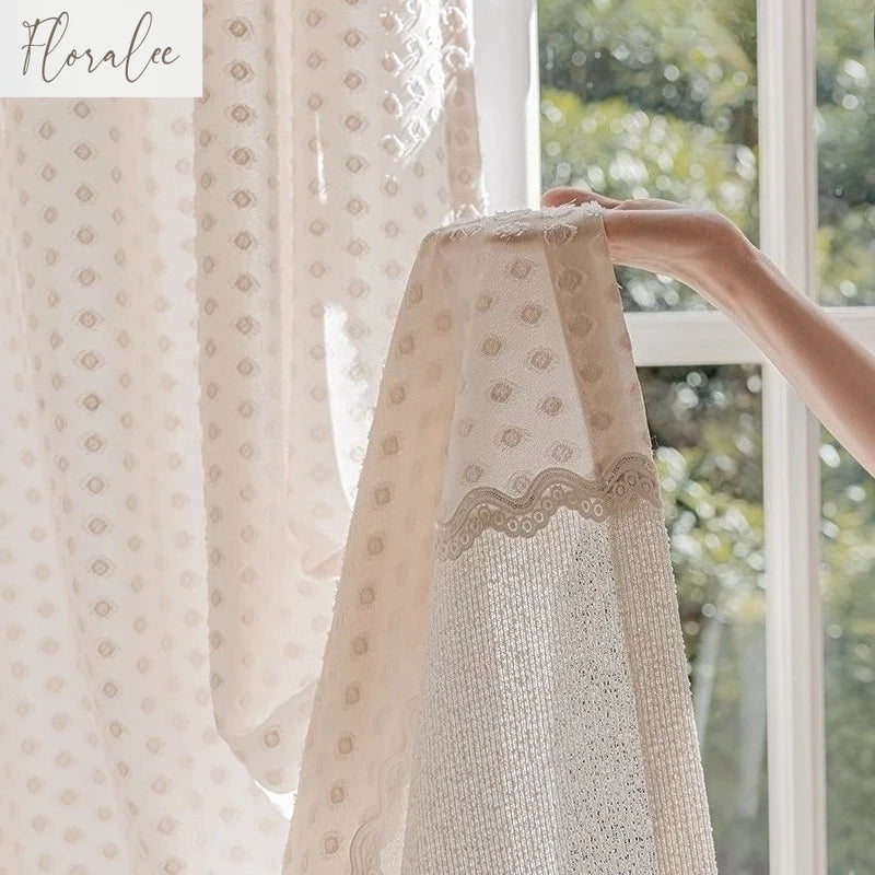 rideaux blancs transparents classiques romantiques bordure dentelée dorés maison hospitalière