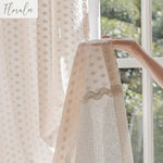 rideaux blancs transparents classiques romantiques bordure dentelée dorés maison hospitalière