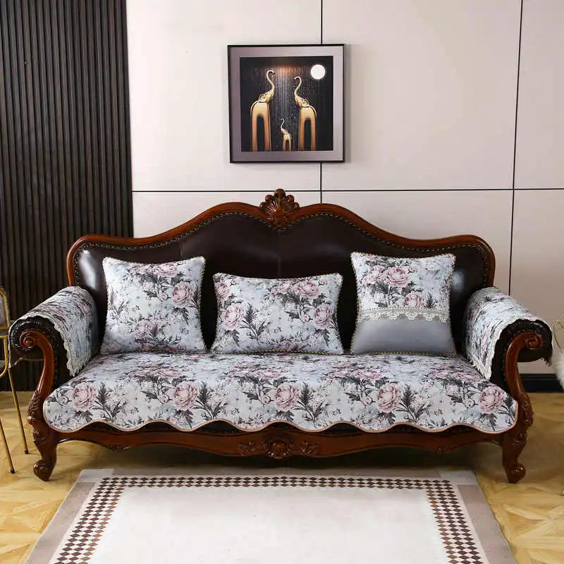 Un canapé vintage en bois sombre avec des coussins floraux raffinés, encadré par une œuvre d'art abstraite sur le mur, créant une ambiance élégante et sophistiquée dans cette pièce.