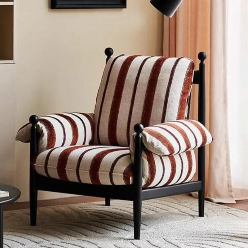 fauteuil rembourré moderne scandinave assise rayée couleur marron rouille coussins pieds apparents