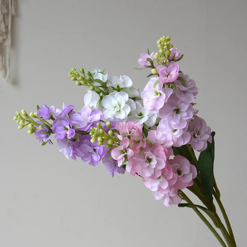 décoration intérieure bouquet hyacinthe violet feuilles vertes mariage anniversaire moderne minimaliste