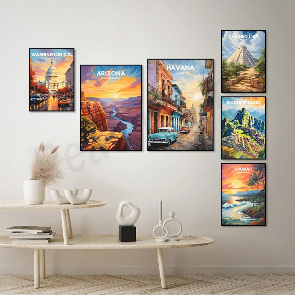 Affiche de voyage vintage pour des destinations exotiques comme Washington D.C., l'Arizona, La Havane, Machu Picchu et Hawaii, décorées sur un mur blanc avec des éléments décoratifs minimalistes.
