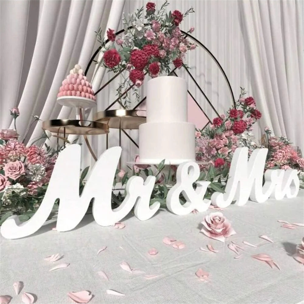 décoration mariage lettres mr mrs bois blanc élégante moderne table événement fleurs gâteau