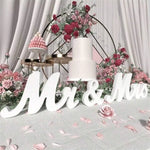 décoration mariage lettres mr mrs bois blanc élégante moderne table événement fleurs gâteau