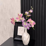 vase decoratif moderne texturé lignes ondulées rouge blanc noir argenté minimaliste table