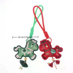 porte clés chevaux stylisés brodés rouge vert marron bleu clochette pompon traditionnel artisanal anneaux