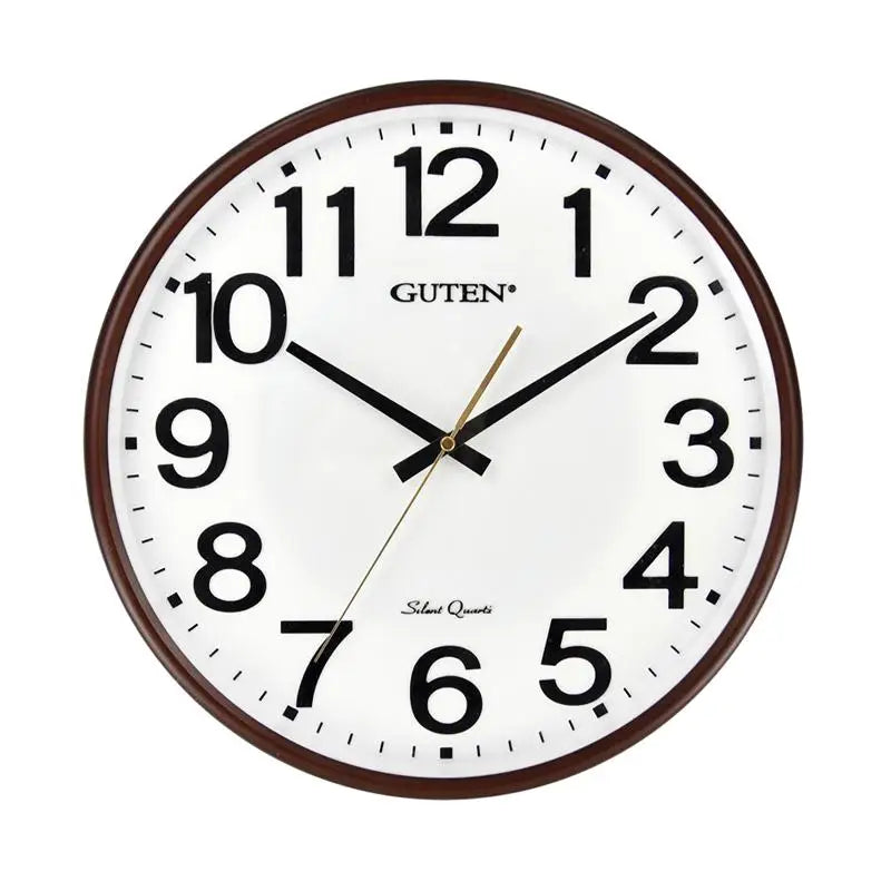 Horloge murale dorée accrochée au-dessus d'un canapé moderne