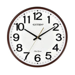 Horloge murale dorée accrochée au-dessus d'un canapé moderne