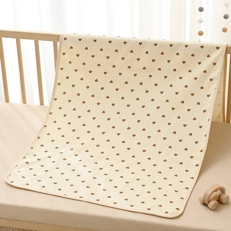 serviettes bébé imprimées visages coeurs beige enfantin couverture couches motifs décoratives