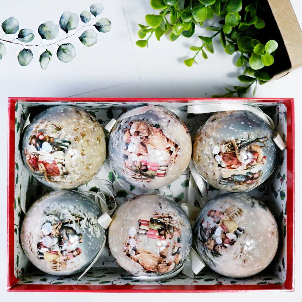 Décoration de Noël avec boules ornées de plumes dans un intérieur festif