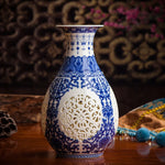 Vase en porcelaine bleu et blanc finement décoré de motifs floraux et géométriques élégants.