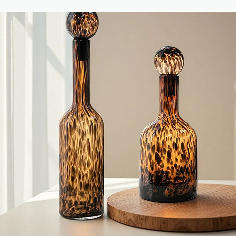 vase moderne bouteille marron léopard boule décorative support bois