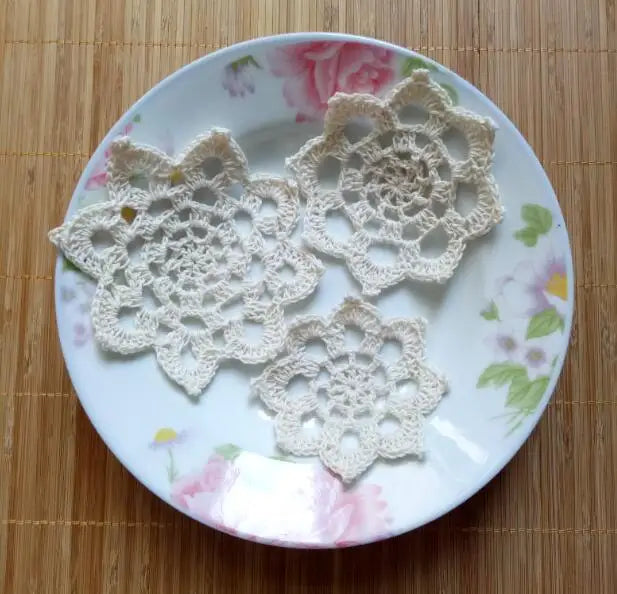 serviettes table crochet traditionnel fleurs géométriques blanc cassé opaques round 10cm 12cm 5cm 8cm