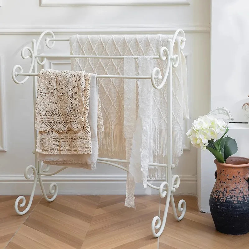 porte serviettes vintage blanc porte manteaux trois barreaux shabby chic volutes décoratives textiles tricot