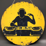 décoration murale ronde dj graphique vintage jaune noir silhouettes platines casque accrochage grunge