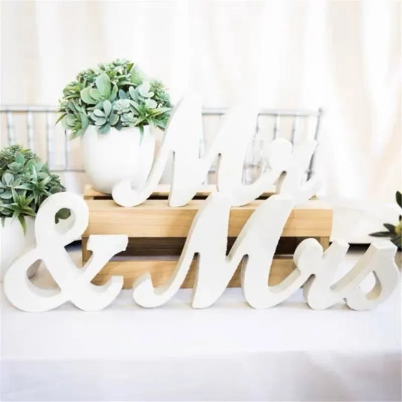 décoration mariage lettre mr mrs blanc bleu marine élégante bois sculpté événement fiançailles table