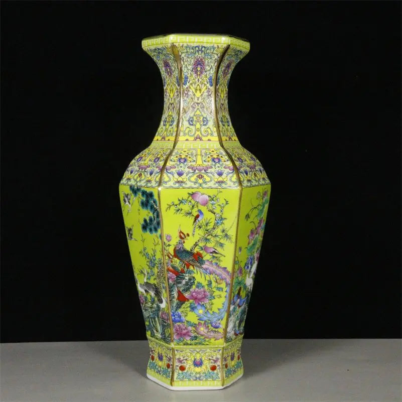 vase hexagonal ornements floraux oiseaux motifs géométriques rouge jaune bleu art traditionnel