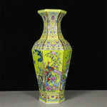 vase hexagonal ornements floraux oiseaux motifs géométriques rouge jaune bleu art traditionnel