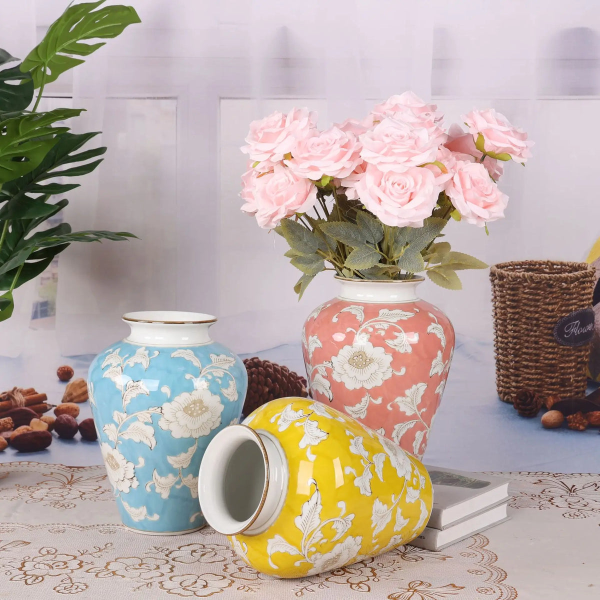 vase céramique porcelaine bleue motifs floraux asiatique decoratif fleurs roses artificielles livres panier osier
