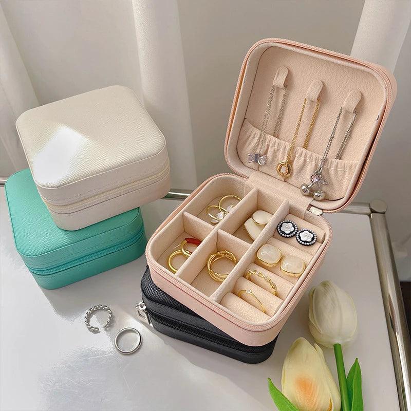 boîte bijoux velours beige portable moderne zippée rose blanche verte