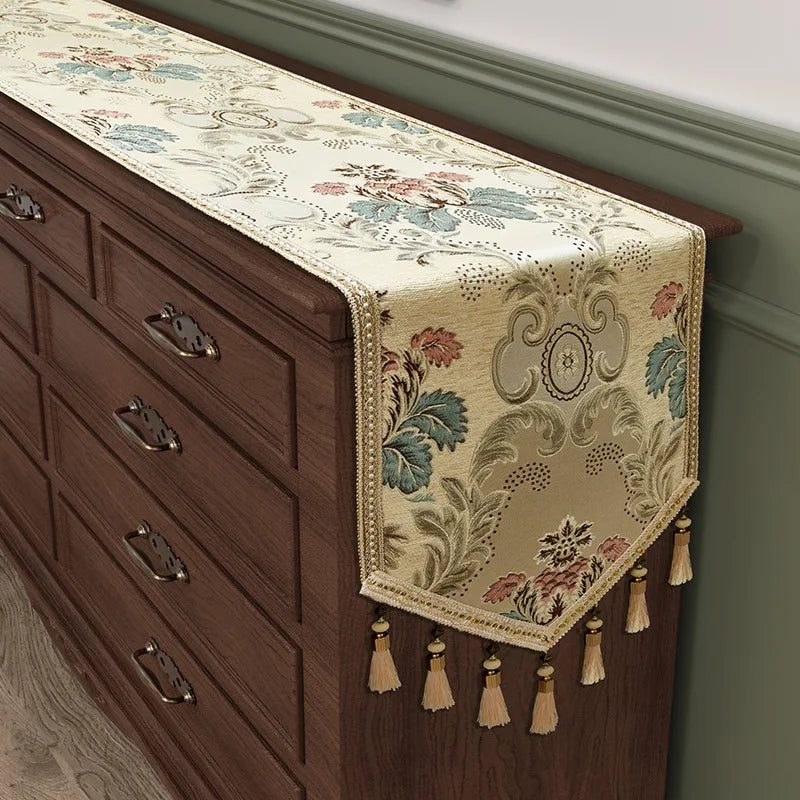 nappe décoration florale élégante beige bleu turquois bordure glands pomponsFRINGES
