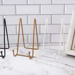 support livres deco moderne noir doré blanc minimaliste crochets métalliques objets divers
