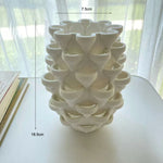 vase moderne blanc rayures fines porcelaine table arrangement floral accessoire maison minimaliste