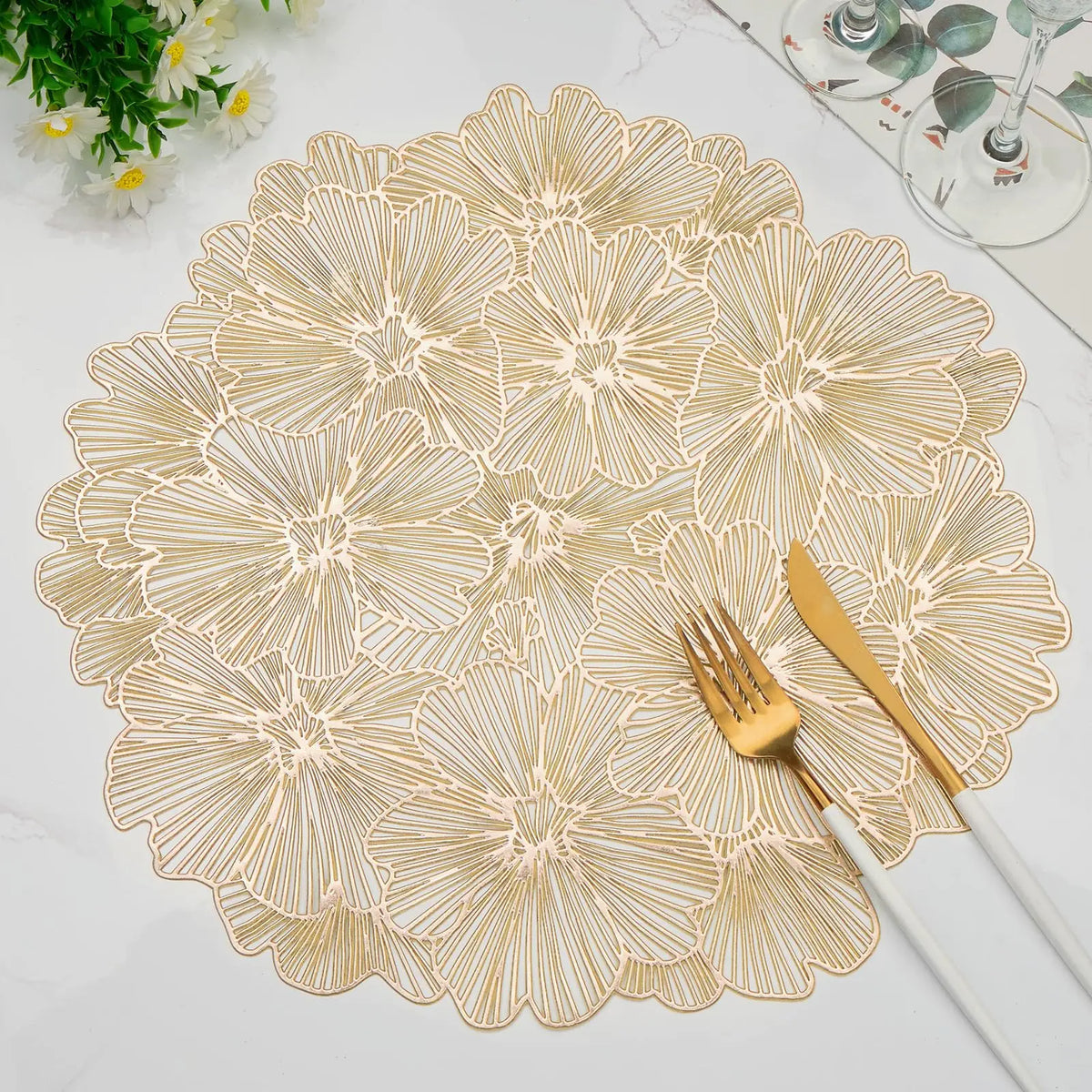 placemat doré fleurs découpées moderne respectueux environnement serviette table décoration noël festive