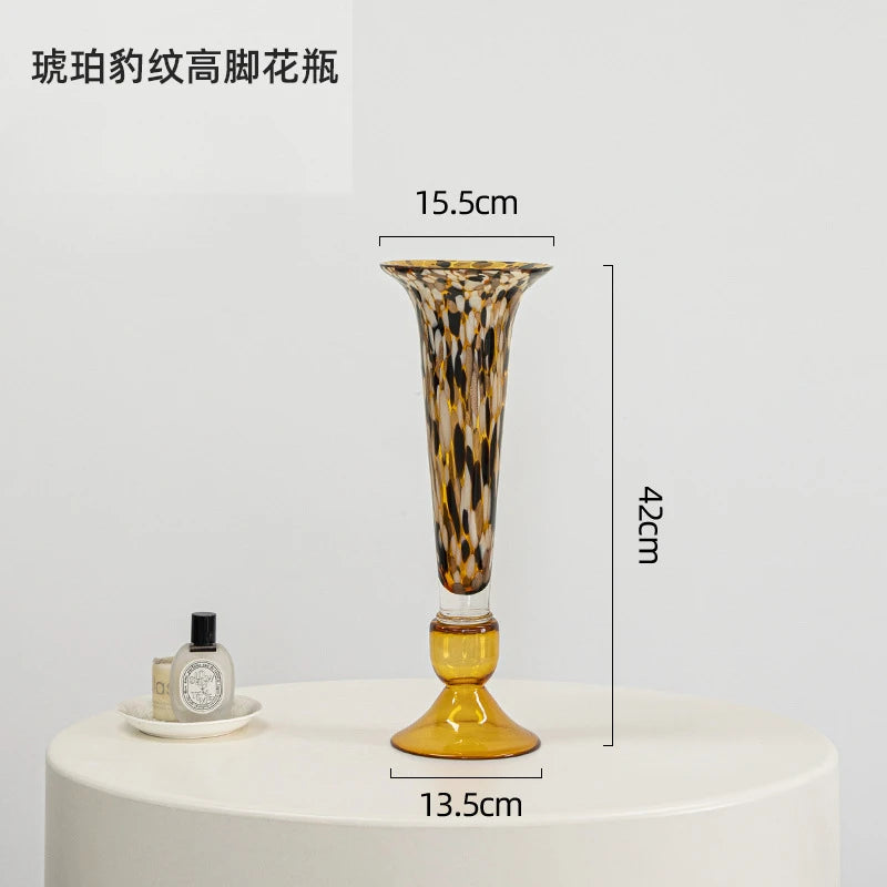 vase verre ambré motif moucheté moderne décoration intérieure bougie papillon fleurs violettes chandelier