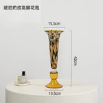 vase verre ambré motif moucheté moderne décoration intérieure bougie papillon fleurs violettes chandelier