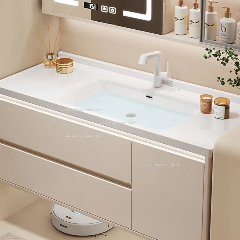 meuble salle bain moderne évier tiroirs beige clair miroir lumineux tapis motifs cosmétiques dorés