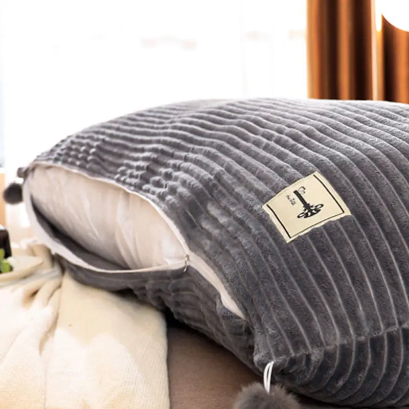 coussin tête lit gris rayures horizontales moderne fixé deux pompons blancs confortable coton polyester