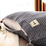 coussin tête lit gris rayures horizontales moderne fixé deux pompons blancs confortable coton polyester